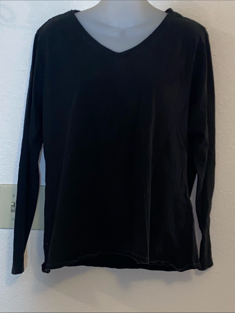 District Black V-Neck Long Sleeve Tee Size XXL